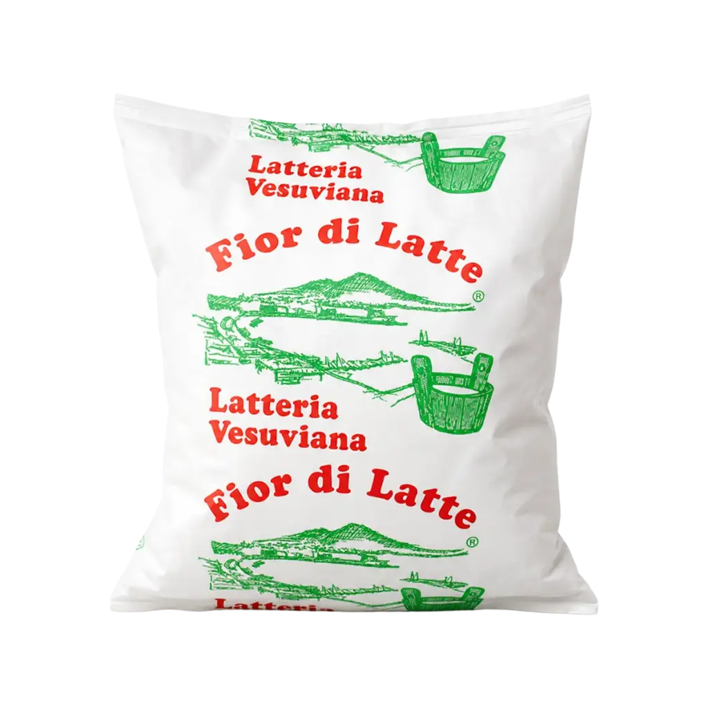 El Fior di Latte Premium de Latteria Vesuviana es una mozzarella fresca italiana de leche de vaca, con sabor lácteo delicado y textura suave y elástica. Su buena capacidad de fundido permite obtener una cobertura uniforme en pizzas, focaccias y otras preparaciones al horno. Se presenta en seis piezas de 500 g, con un peso total de 3 kg.