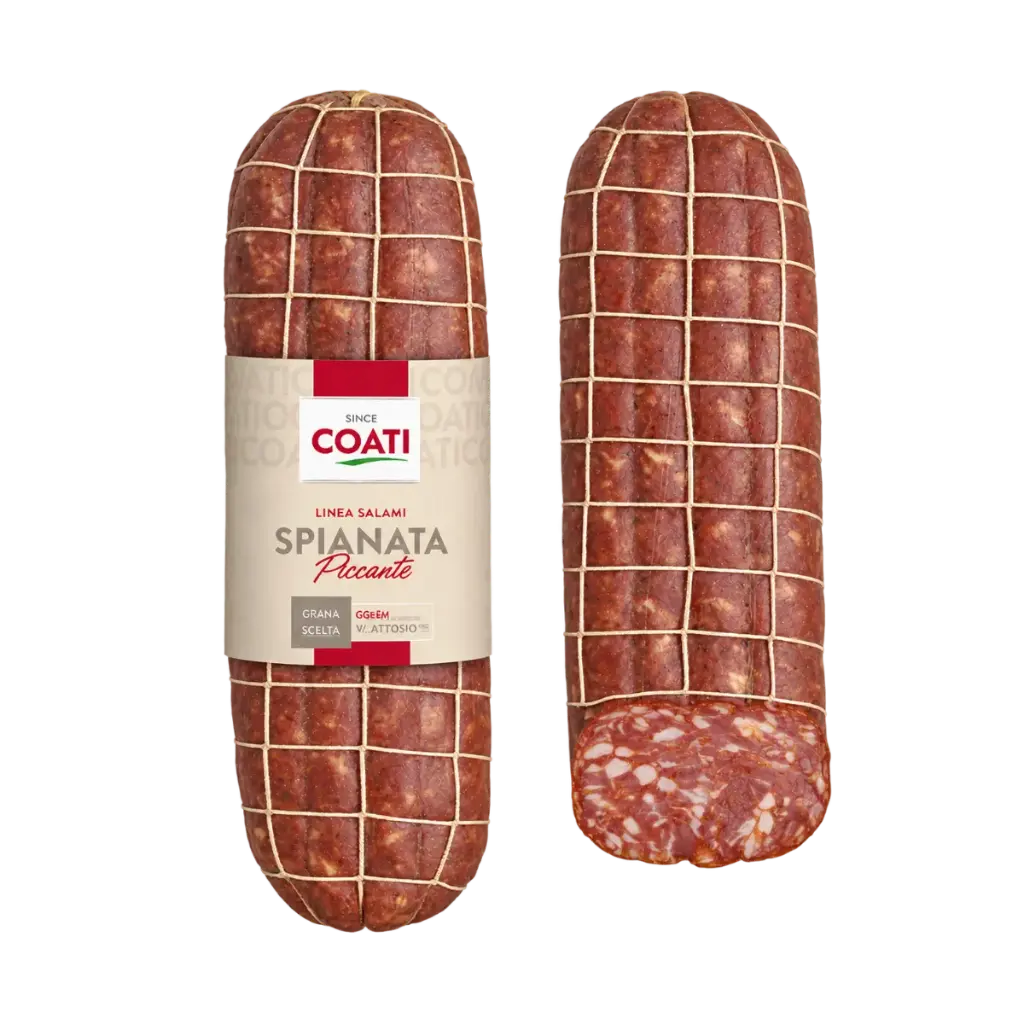 La Spianata Picante de Coati es un embutido italiano de cerdo, elaborado con especias y aromas naturales, de forma aplanada y carácter picante. Ideal para servir en lonchas finas, preparar tablas de antipasti o acompañar pizzas, bocadillos y focaccias. Se presenta en una pieza entera envasada al vacío de aproximadamente 2,5 kg, adecuada para la venta al corte.