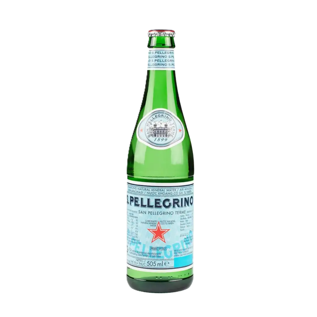 Agua mineral con gas San Pellegrino en botella de vidrio de 500 ml